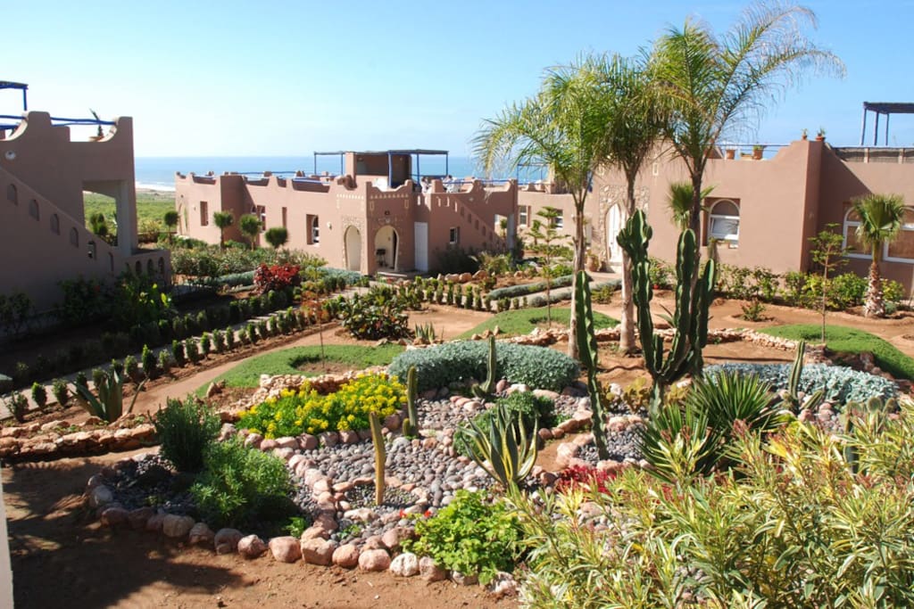 https://mdw-travel-data-us-east-1.s3.amazonaws.com/img/country/Morocco/Sidi-Boulfdail-Oasis/img_01.jpg