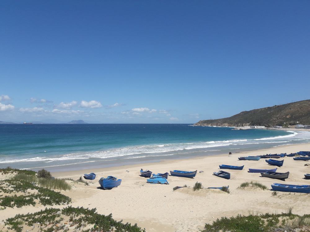 https://mdw-travel-data-us-east-1.s3.amazonaws.com/img/country/Morocco/Tangier-Beach/img_02.jpg