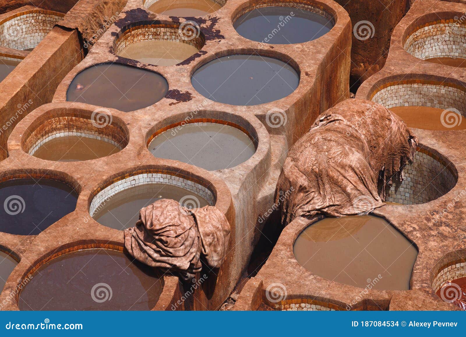https://mdw-travel-data-us-east-1.s3.amazonaws.com/img/country/Morocco/Tanneries/img_01.jpg