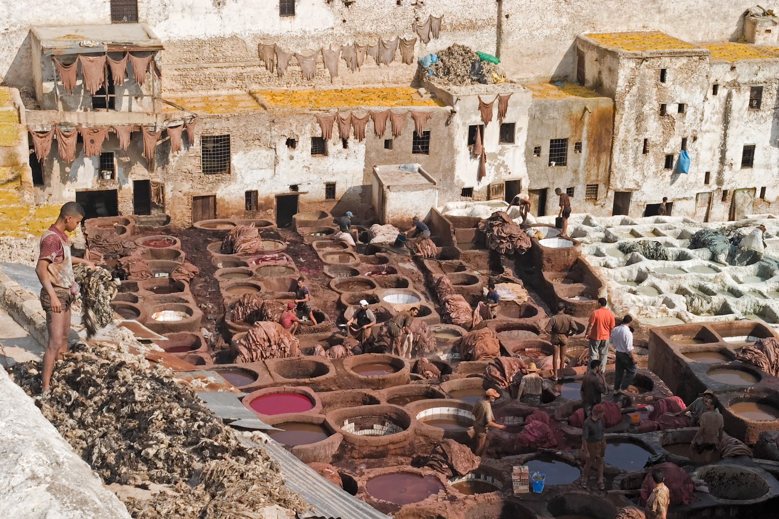 https://mdw-travel-data-us-east-1.s3.amazonaws.com/img/country/Morocco/Tannery-District/img_01.jpg