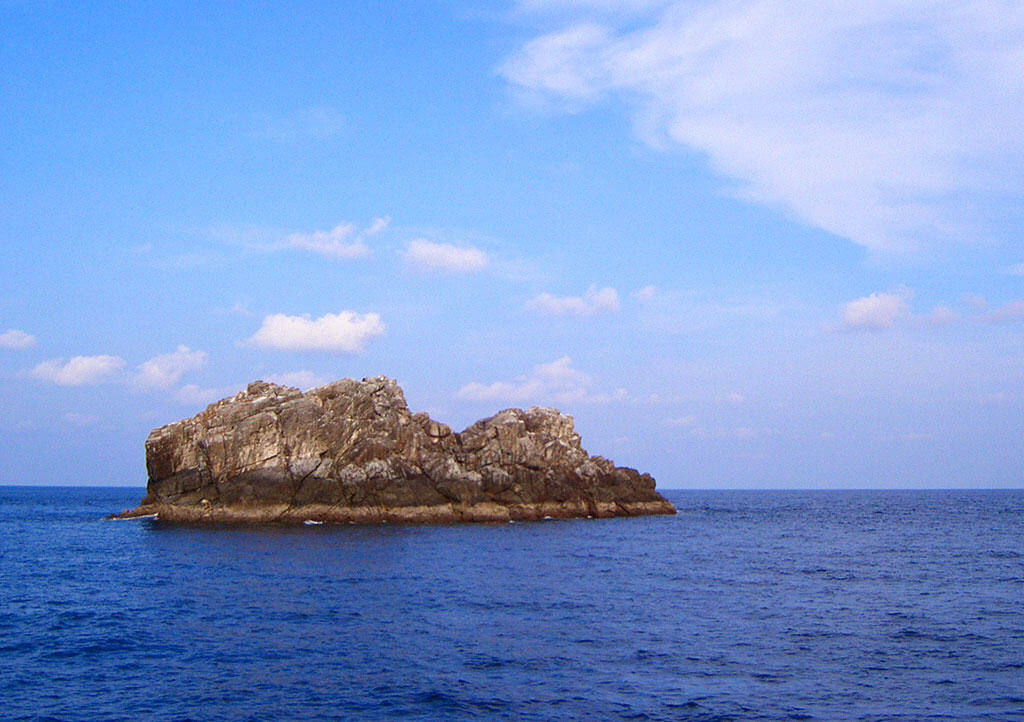 https://mdw-travel-data-us-east-1.s3.amazonaws.com/img/country/Myanmar/Black-Rock/img_01.jpg