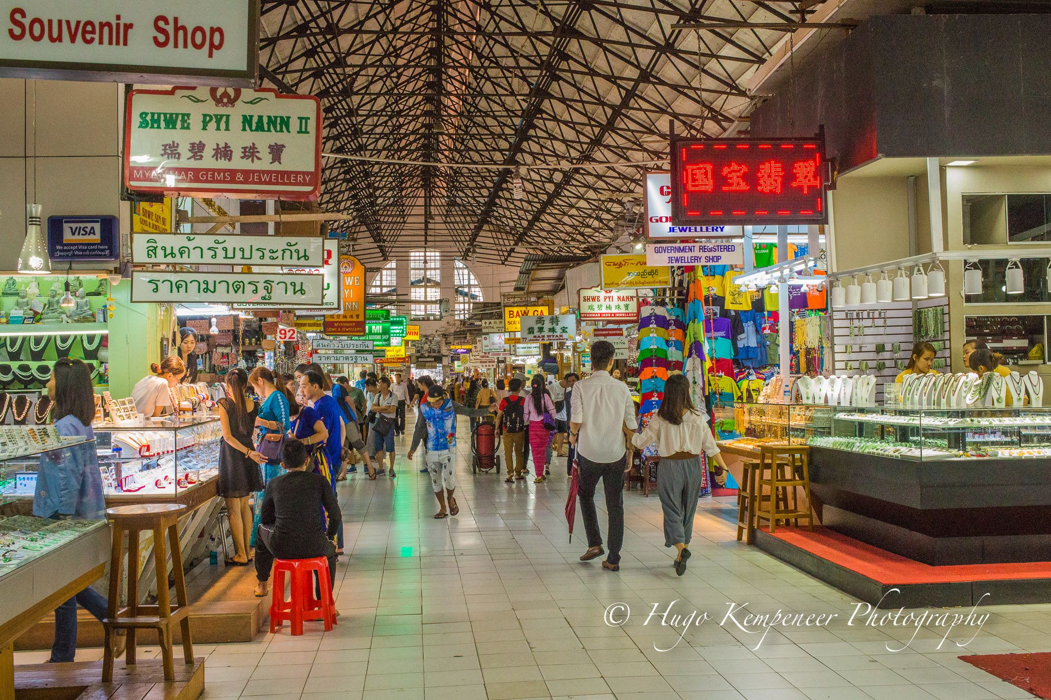 https://mdw-travel-data-us-east-1.s3.amazonaws.com/img/country/Myanmar/Bogyoke-Market/img_01.jpg