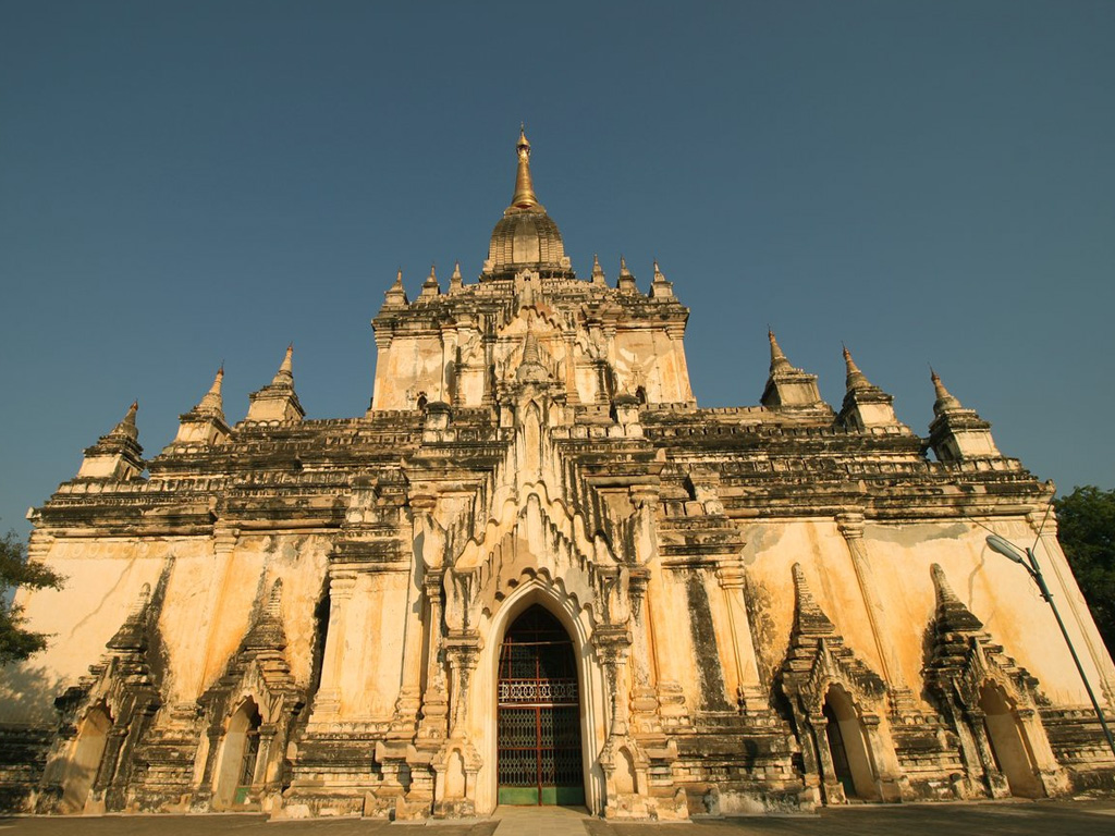 https://mdw-travel-data-us-east-1.s3.amazonaws.com/img/country/Myanmar/Gawdawpalin-Temple/img_03.jpg
