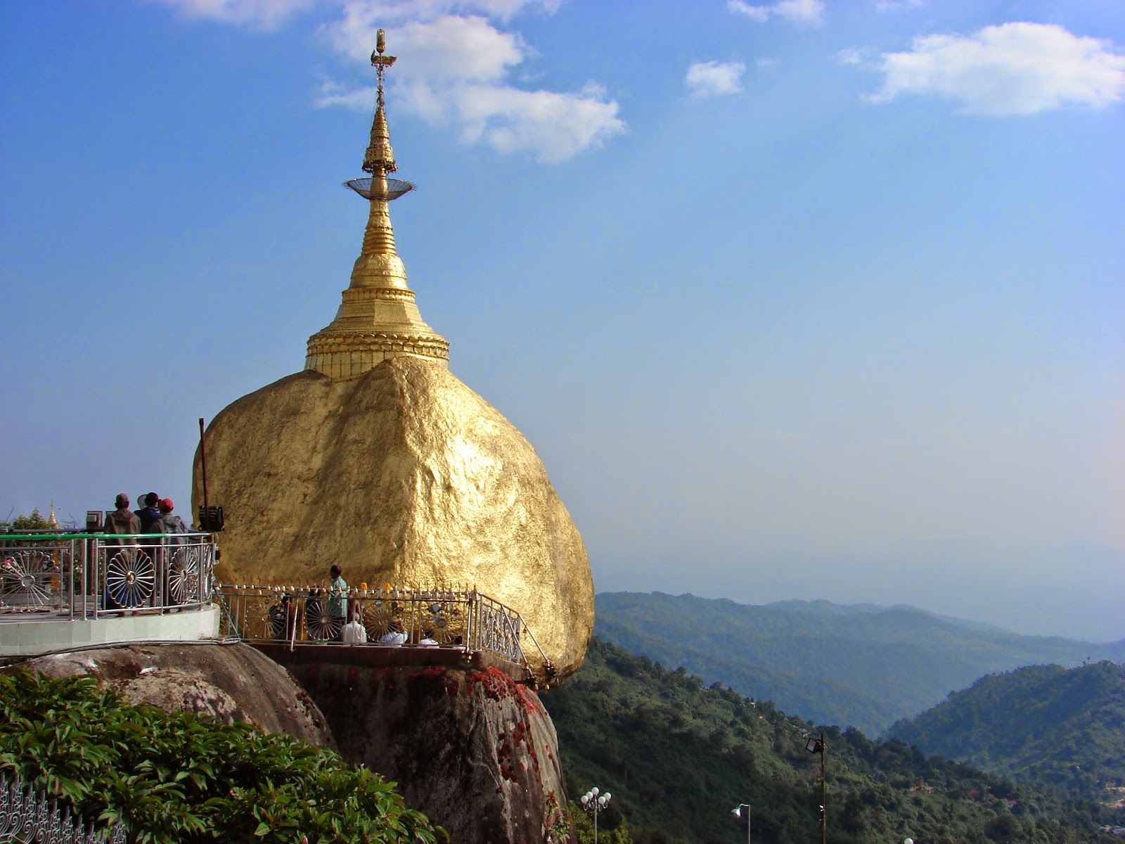 https://mdw-travel-data-us-east-1.s3.amazonaws.com/img/country/Myanmar/Golden-Rock/img_01.jpg