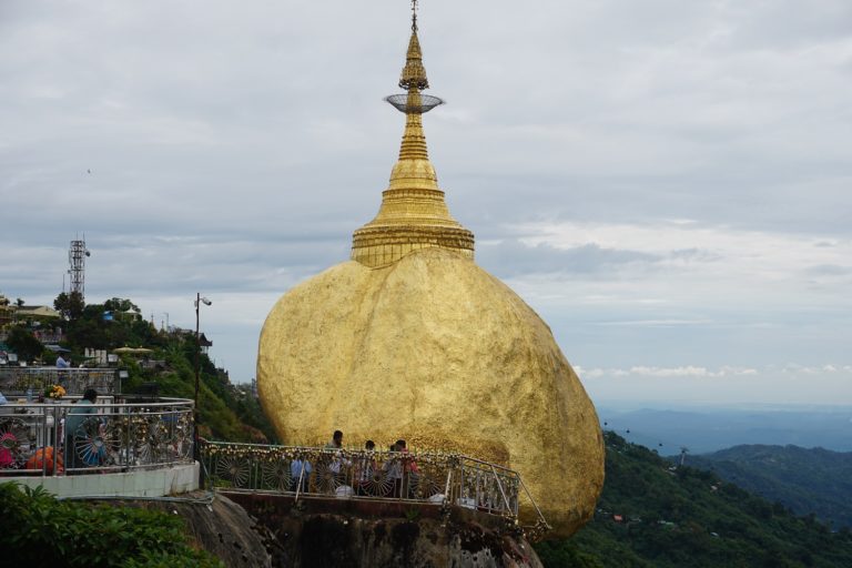 https://mdw-travel-data-us-east-1.s3.amazonaws.com/img/country/Myanmar/Golden-Rock/img_03.jpg