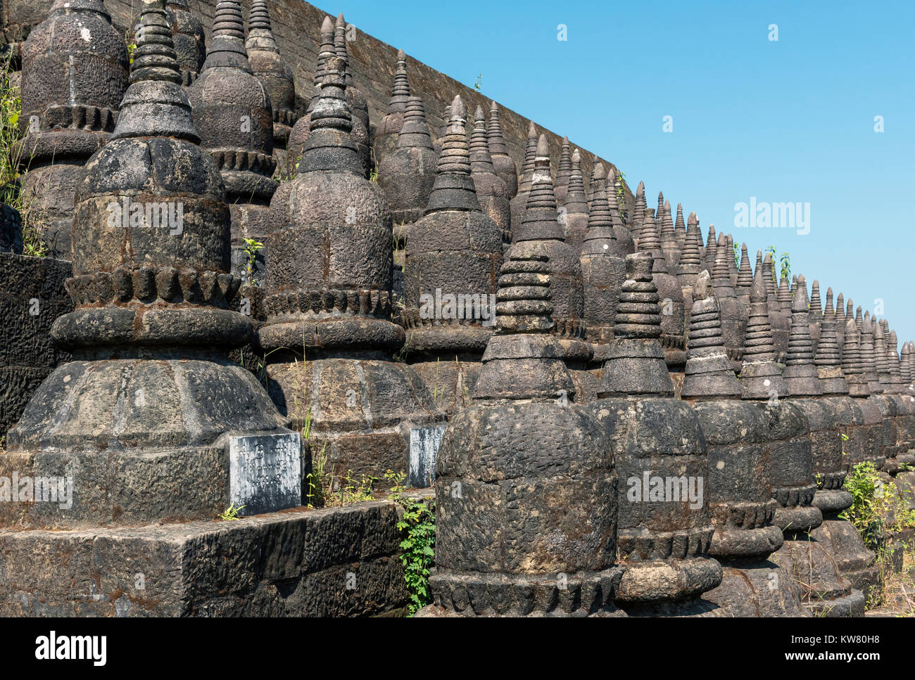 https://mdw-travel-data-us-east-1.s3.amazonaws.com/img/country/Myanmar/Koe-Thaung-Pagoda/img_03.jpg