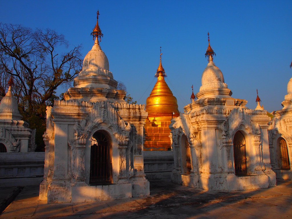 https://mdw-travel-data-us-east-1.s3.amazonaws.com/img/country/Myanmar/Kuthodaw-Pagoda/img_03.jpg