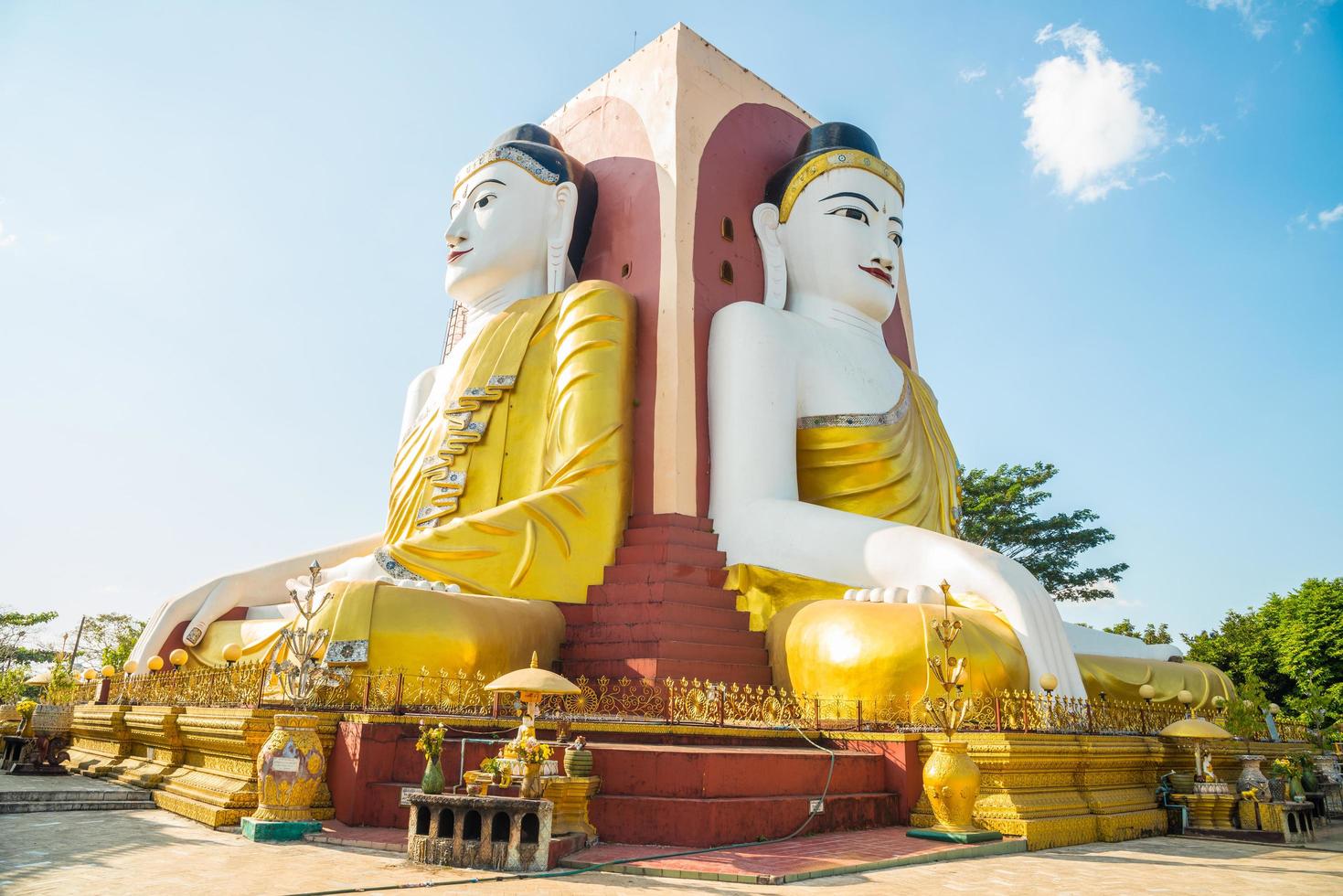 https://mdw-travel-data-us-east-1.s3.amazonaws.com/img/country/Myanmar/Kyaik-Pun-Pagoda/img_00.jpg