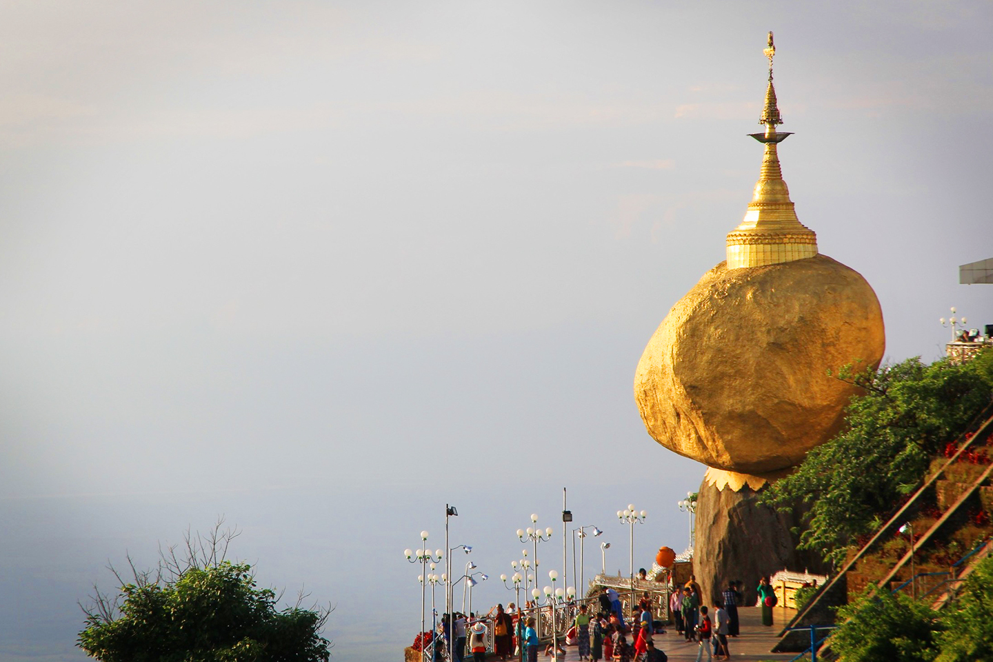 https://mdw-travel-data-us-east-1.s3.amazonaws.com/img/country/Myanmar/Kyaikhtiyo-Pagoda/img_01.jpg
