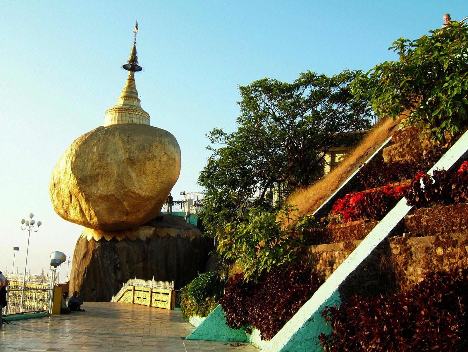 https://mdw-travel-data-us-east-1.s3.amazonaws.com/img/country/Myanmar/Kyaiktiyo-Pagoda--Golden-Rock-/img_02.jpg