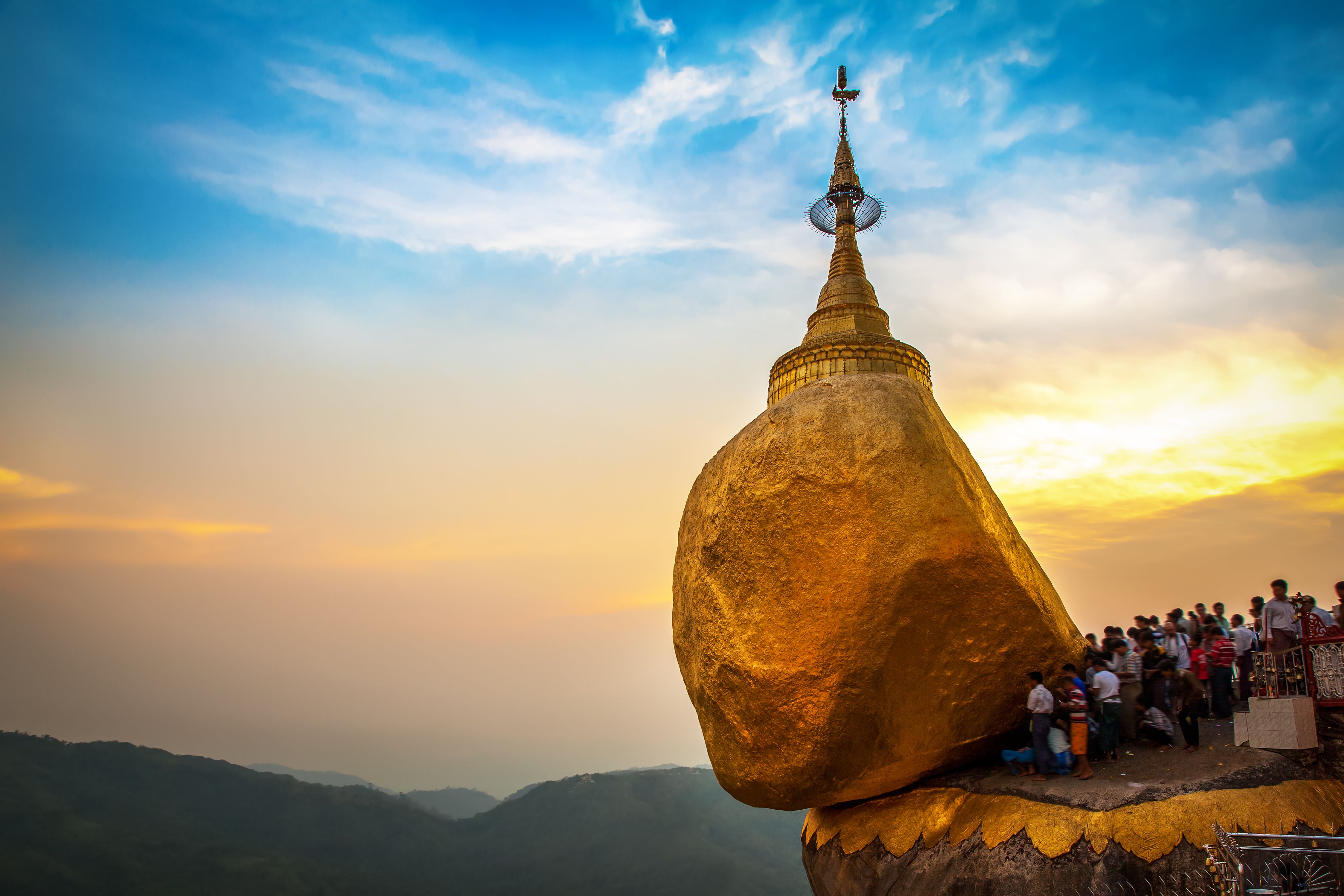 https://mdw-travel-data-us-east-1.s3.amazonaws.com/img/country/Myanmar/Kyaiktiyo-Pagoda/img_02.jpg