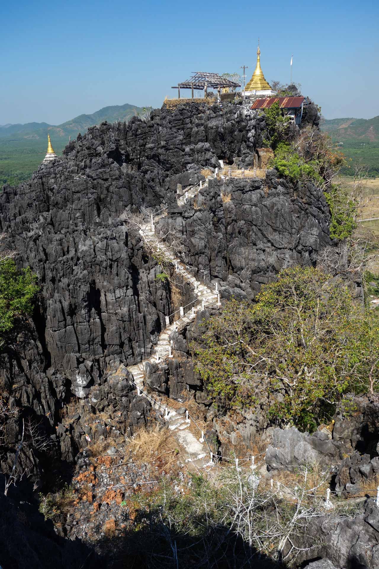 https://mdw-travel-data-us-east-1.s3.amazonaws.com/img/country/Myanmar/Kyauktalon-Taung/img_01.jpg