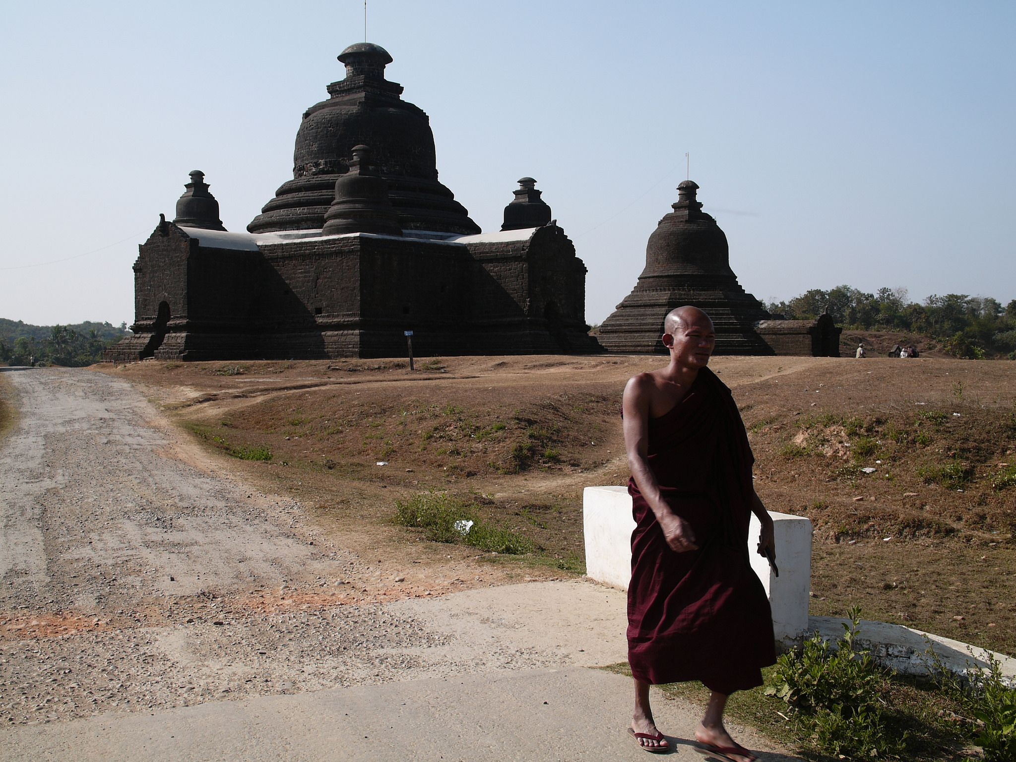 https://mdw-travel-data-us-east-1.s3.amazonaws.com/img/country/Myanmar/Le-myet-hna-Temple/img_01.jpg