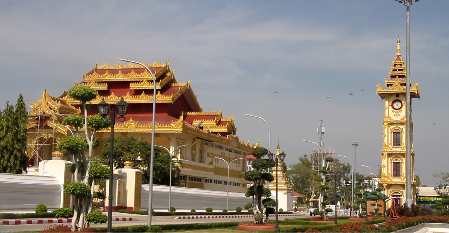 https://mdw-travel-data-us-east-1.s3.amazonaws.com/img/country/Myanmar/Mahamuni-Pagoda/img_01.jpg