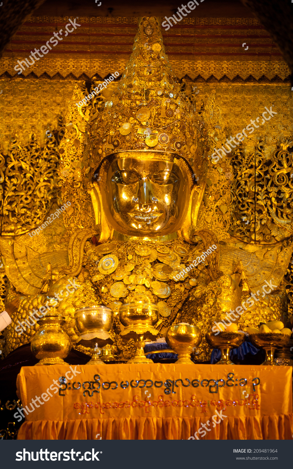 https://mdw-travel-data-us-east-1.s3.amazonaws.com/img/country/Myanmar/Mahamyatmuni-Buddha-Image/img_02.jpg