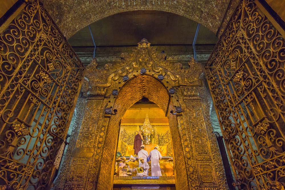 https://mdw-travel-data-us-east-1.s3.amazonaws.com/img/country/Myanmar/Mahamyatmuni-Buddha-Image/img_03.jpg