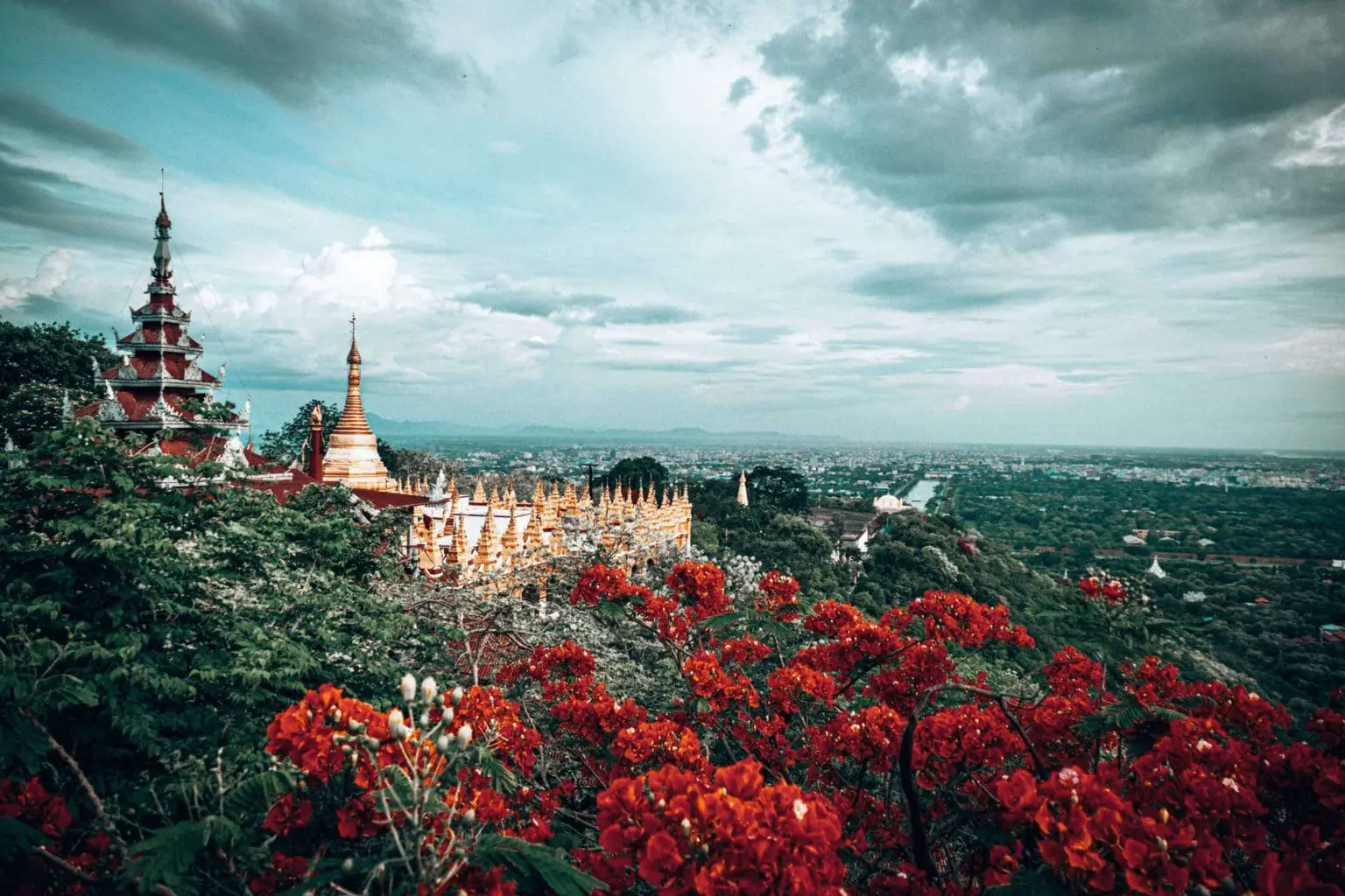 https://mdw-travel-data-us-east-1.s3.amazonaws.com/img/country/Myanmar/Mandalay-Hill/img_02.jpg