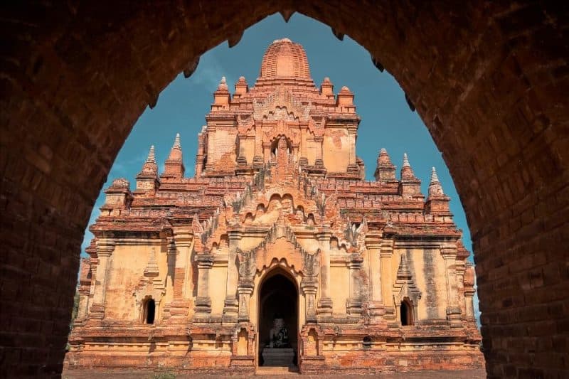 https://mdw-travel-data-us-east-1.s3.amazonaws.com/img/country/Myanmar/Myauk-Guni-Temple/img_02.jpg