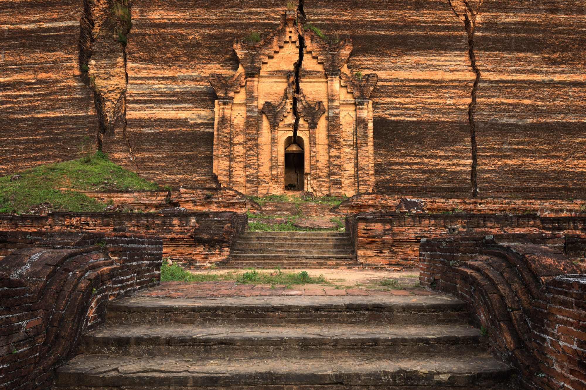 https://mdw-travel-data-us-east-1.s3.amazonaws.com/img/country/Myanmar/Myin-Daw-Gyi-Pagoda/img_00.jpg