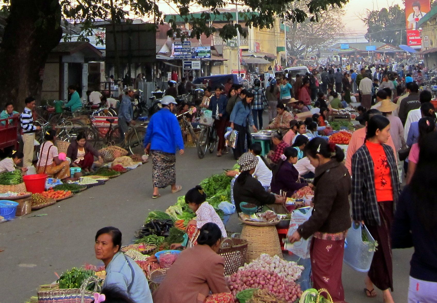 https://mdw-travel-data-us-east-1.s3.amazonaws.com/img/country/Myanmar/Myitkyina-Market/img_01.jpg