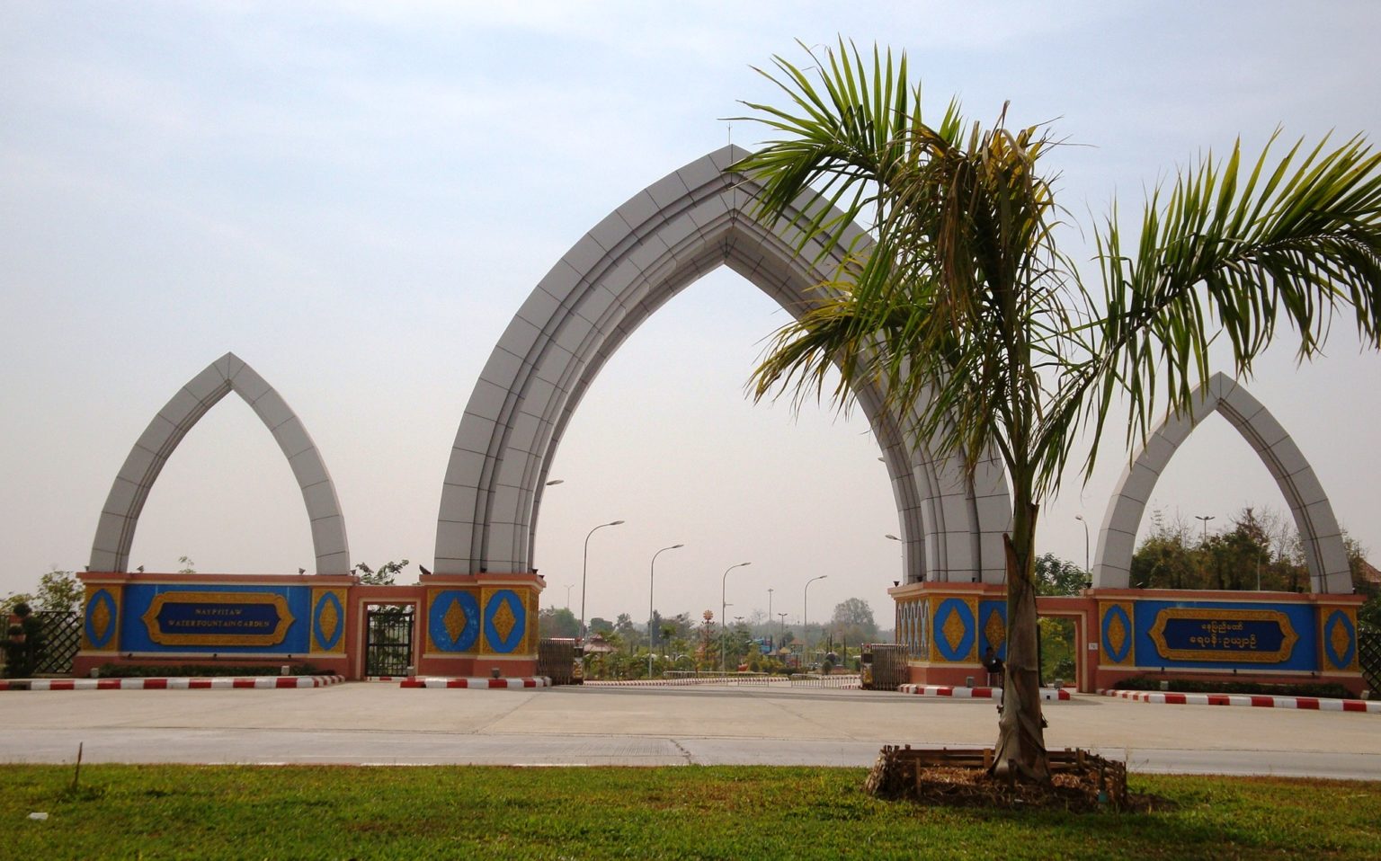 https://mdw-travel-data-us-east-1.s3.amazonaws.com/img/country/Myanmar/Naypyidaw-Water-Fountain-Garden/img_00.jpg