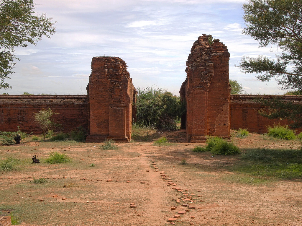https://mdw-travel-data-us-east-1.s3.amazonaws.com/img/country/Myanmar/Old-Bago-Gate--Thar-Pu-Gate-/img_01.jpg