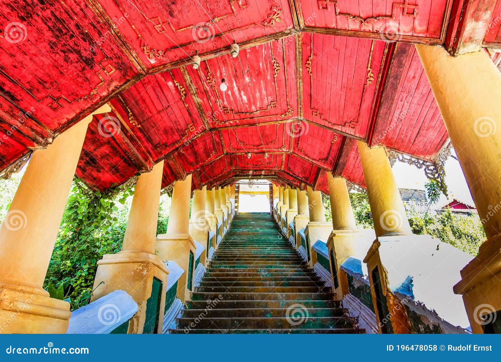 https://mdw-travel-data-us-east-1.s3.amazonaws.com/img/country/Myanmar/Seindon-Mibaya-Kyaung/img_00.jpg