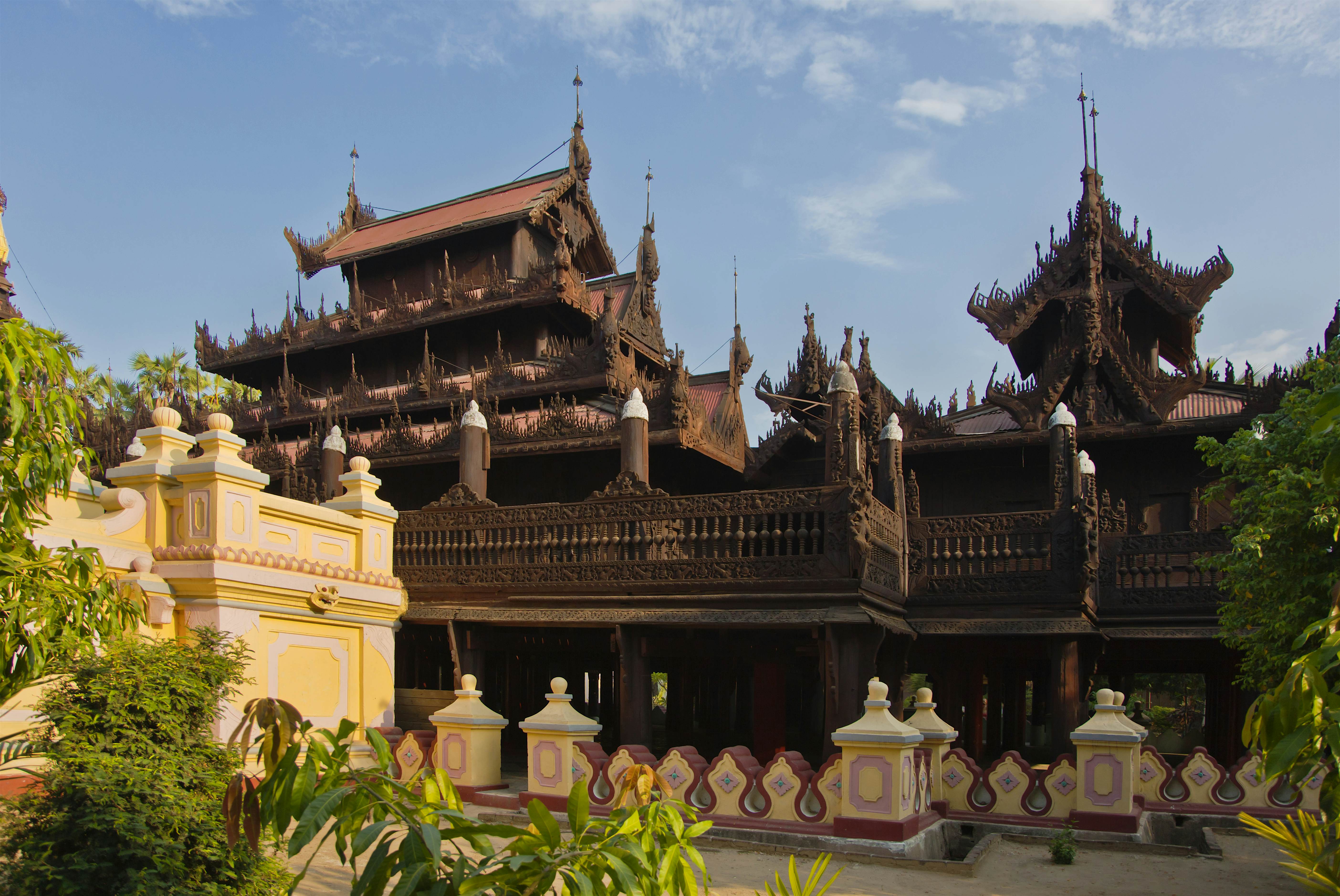 https://mdw-travel-data-us-east-1.s3.amazonaws.com/img/country/Myanmar/Shwe-In-Bin-Monastery/img_01.jpg