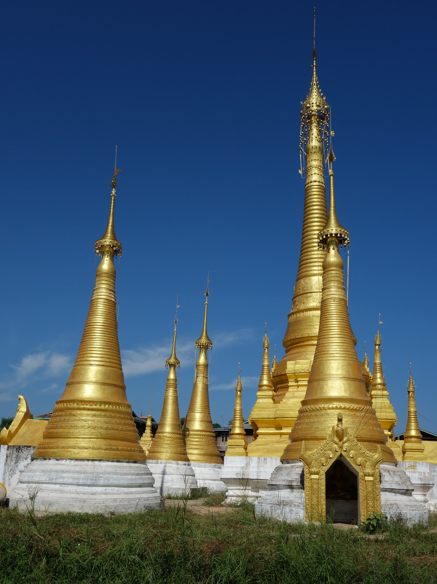 https://mdw-travel-data-us-east-1.s3.amazonaws.com/img/country/Myanmar/Shwe-Indein-Pagoda/img_01.jpg