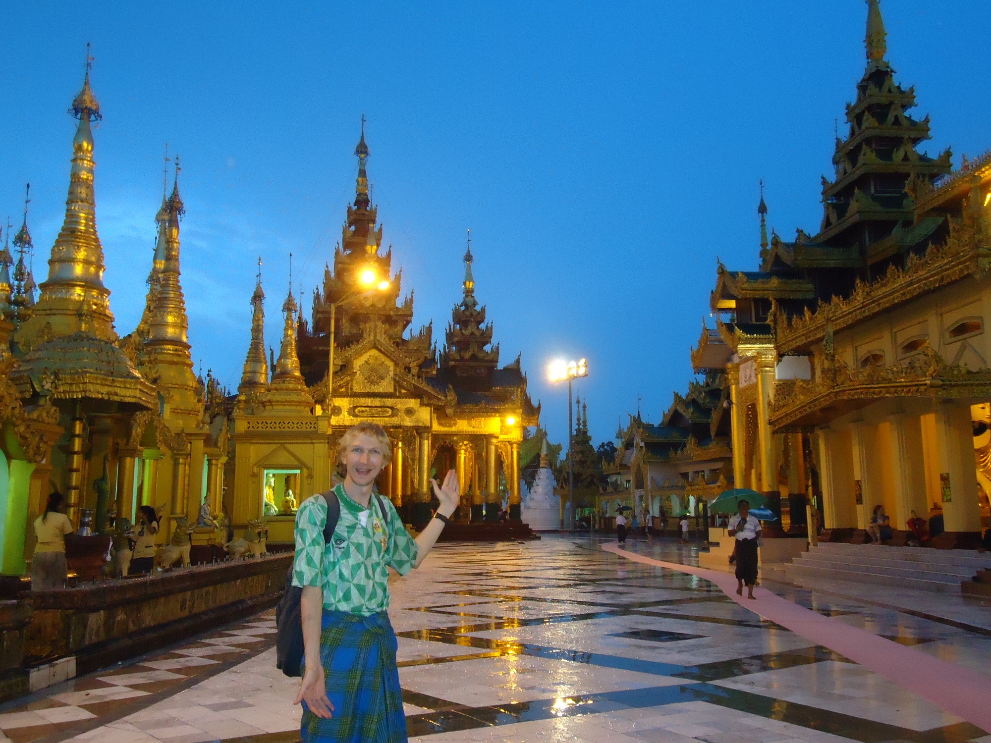 https://mdw-travel-data-us-east-1.s3.amazonaws.com/img/country/Myanmar/Shwe-Saryan-Pagoda/img_02.jpg
