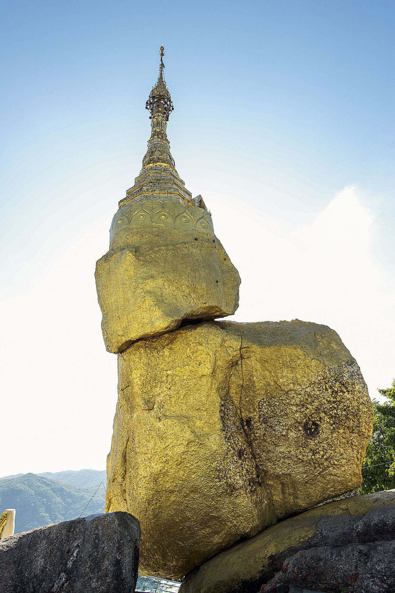https://mdw-travel-data-us-east-1.s3.amazonaws.com/img/country/Myanmar/Sinbi-Taung-Pagoda/img_00.jpg