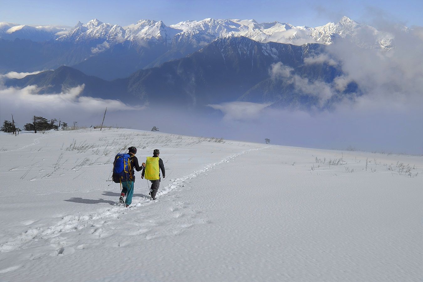 https://mdw-travel-data-us-east-1.s3.amazonaws.com/img/country/Myanmar/Snow-capped-Mountains/img_00.jpg
