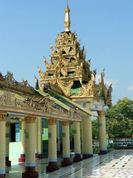 https://mdw-travel-data-us-east-1.s3.amazonaws.com/img/country/Myanmar/Sun-U-Ponya-Shin-Pagoda/img_01.jpg