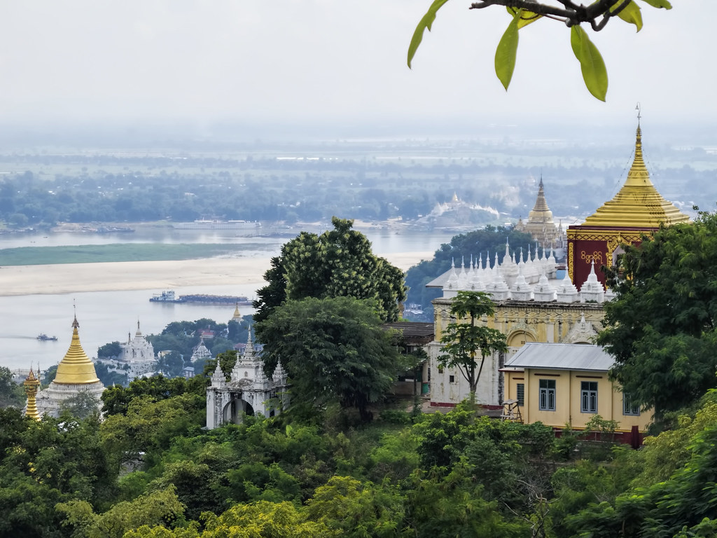 https://mdw-travel-data-us-east-1.s3.amazonaws.com/img/country/Myanmar/Sun-U-Ponya-Shin-Pagoda/img_02.jpg