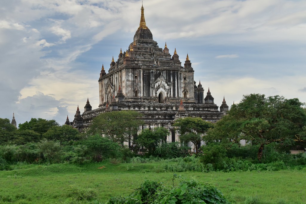 https://mdw-travel-data-us-east-1.s3.amazonaws.com/img/country/Myanmar/Thatbyinnyu-Temple/img_02.jpg