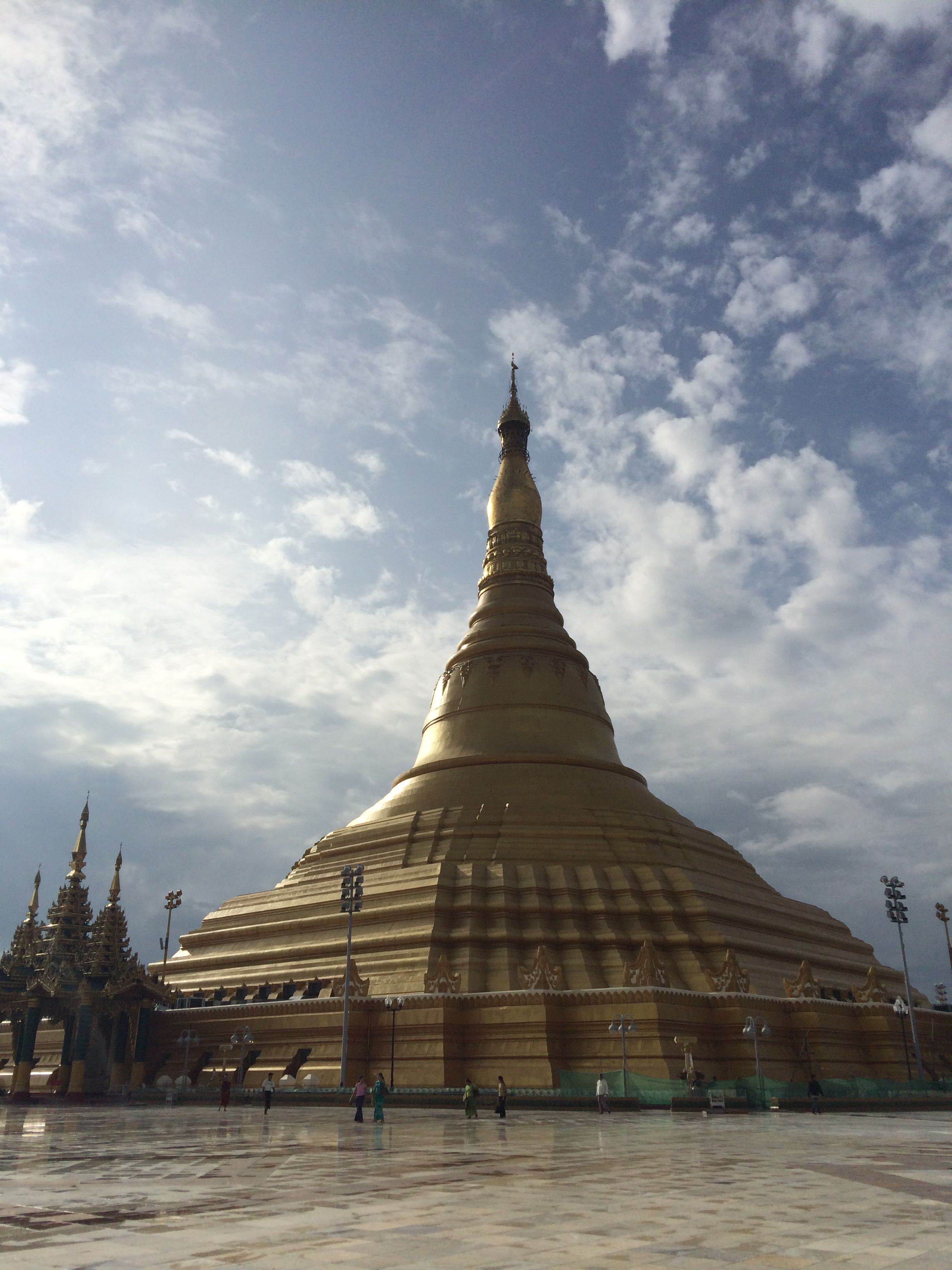 https://mdw-travel-data-us-east-1.s3.amazonaws.com/img/country/Myanmar/Uppatasanti-Pagoda/img_00.jpg