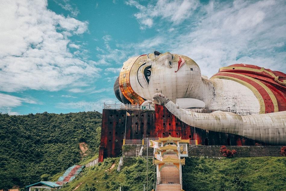 https://mdw-travel-data-us-east-1.s3.amazonaws.com/img/country/Myanmar/Win-Sein-Taw-Ya-Monastery/img_01.jpg
