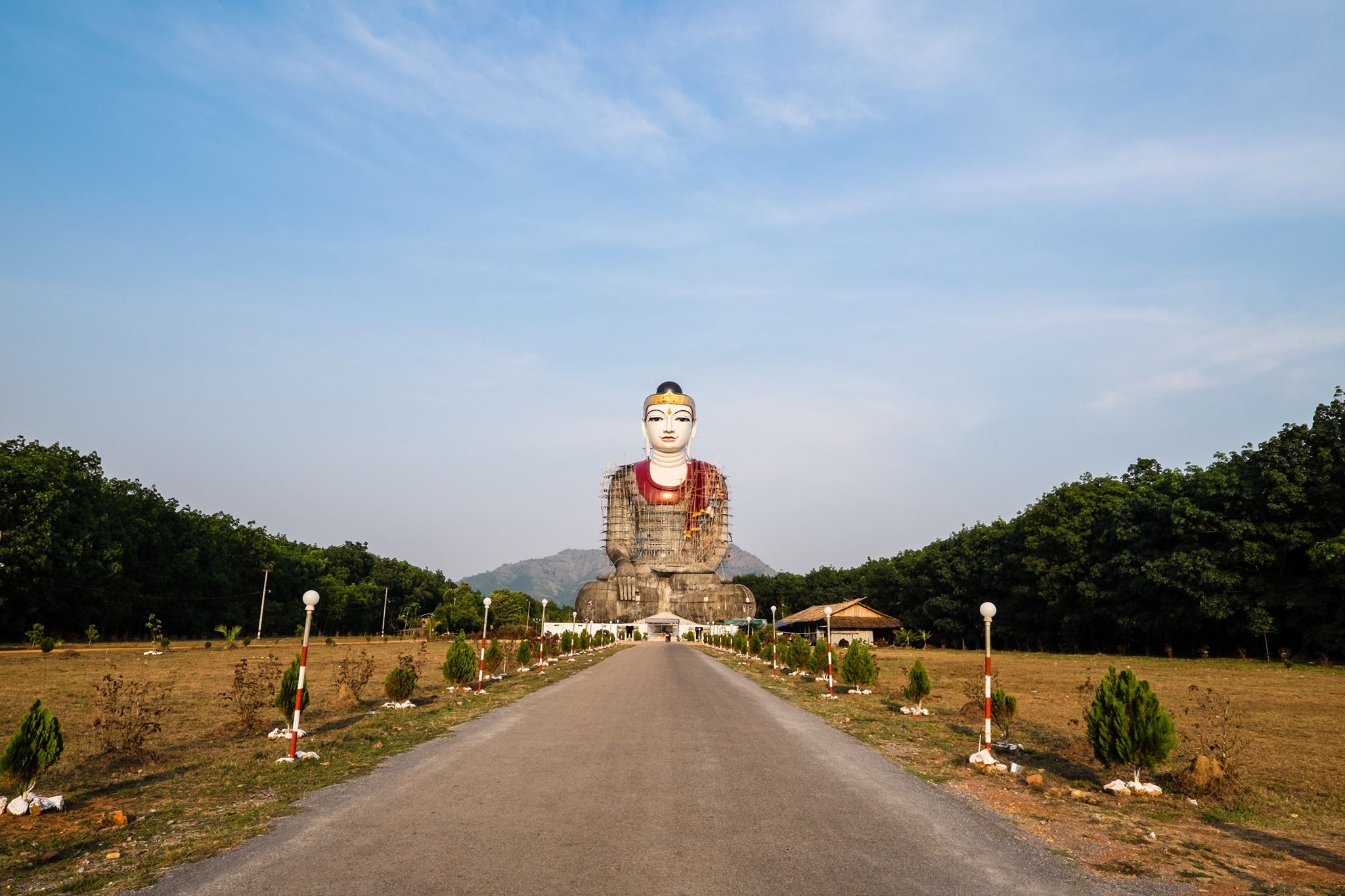 https://mdw-travel-data-us-east-1.s3.amazonaws.com/img/country/Myanmar/Win-Sein-Taw-Ya/img_02.jpg