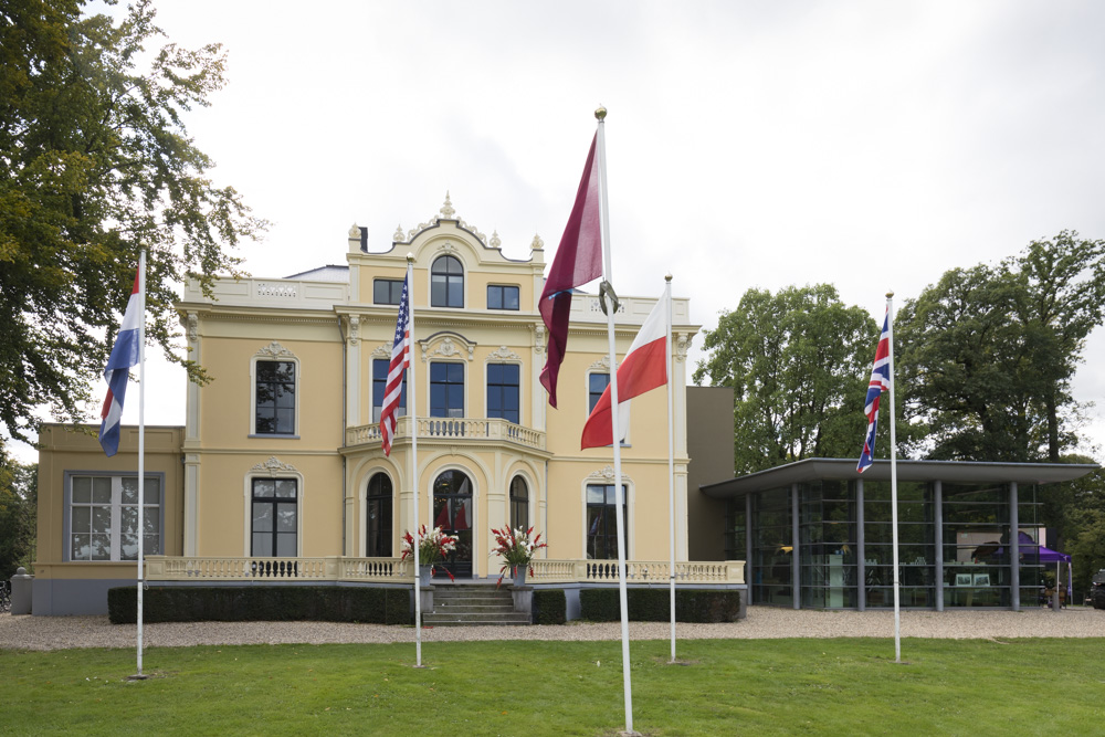 https://mdw-travel-data-us-east-1.s3.amazonaws.com/img/country/Netherlands/Airborne-Museum-Hartenstein/img_00.jpg