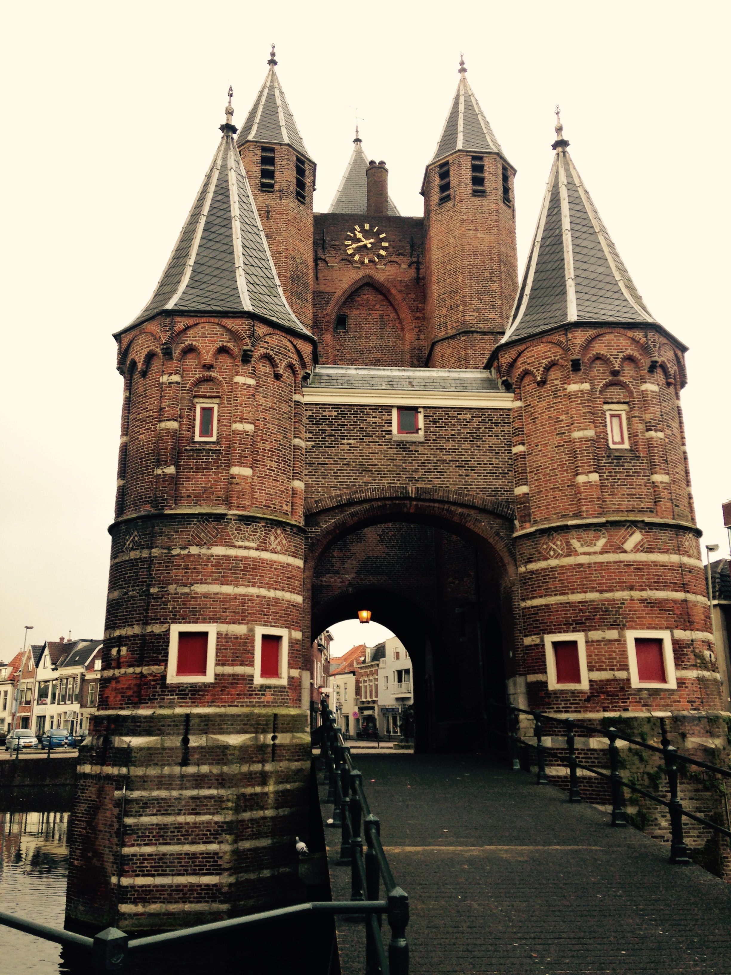 https://mdw-travel-data-us-east-1.s3.amazonaws.com/img/country/Netherlands/Amsterdamse-Poort/img_01.jpg