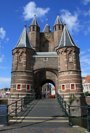 https://mdw-travel-data-us-east-1.s3.amazonaws.com/img/country/Netherlands/Amsterdamse-Poort/img_02.jpg