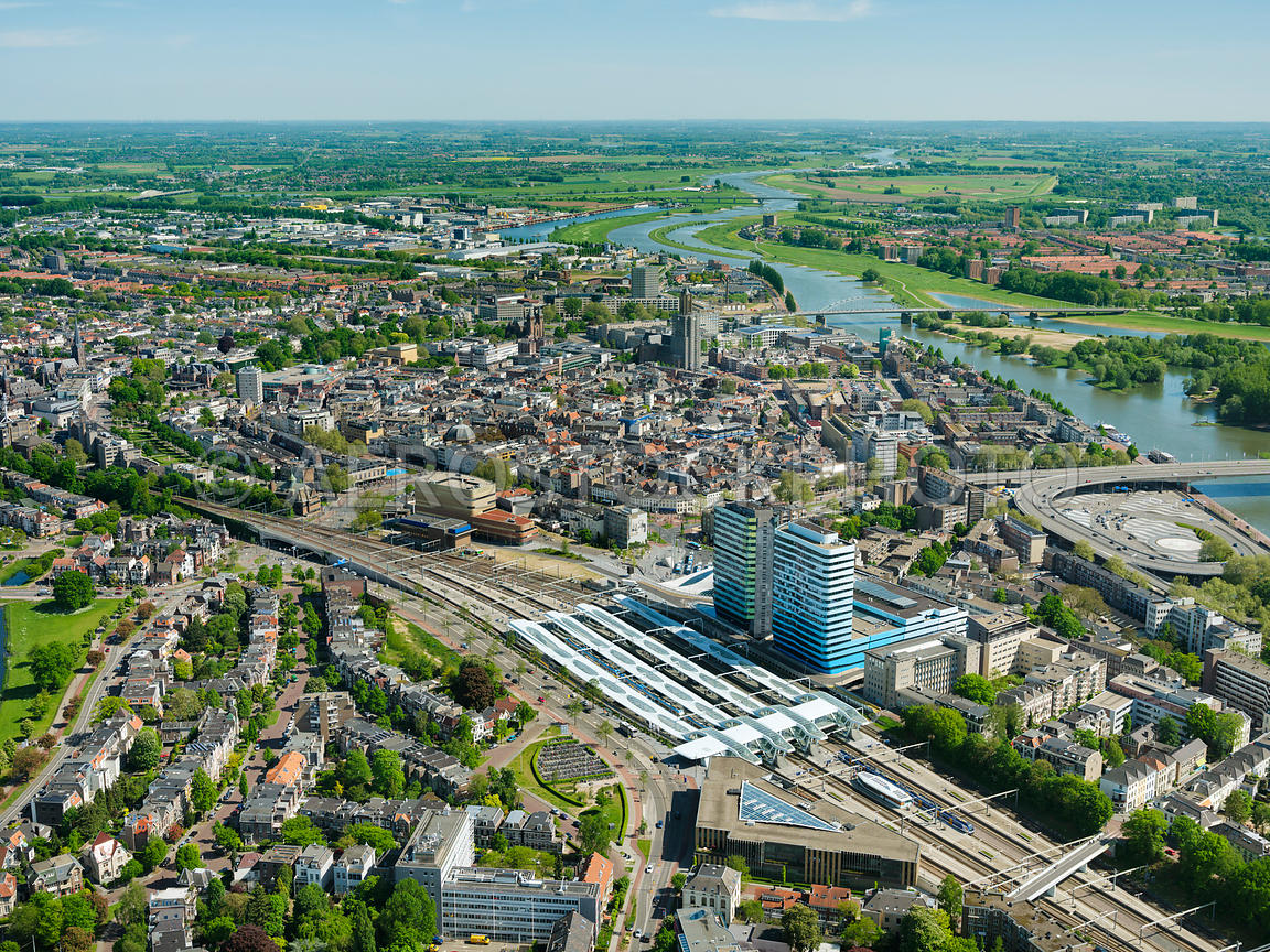 https://mdw-travel-data-us-east-1.s3.amazonaws.com/img/country/Netherlands/Arnhem-Central-Station/img_03.jpg