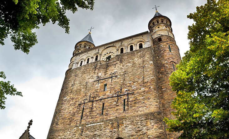 https://mdw-travel-data-us-east-1.s3.amazonaws.com/img/country/Netherlands/Basilica-of-Our-Lady/img_01.jpg