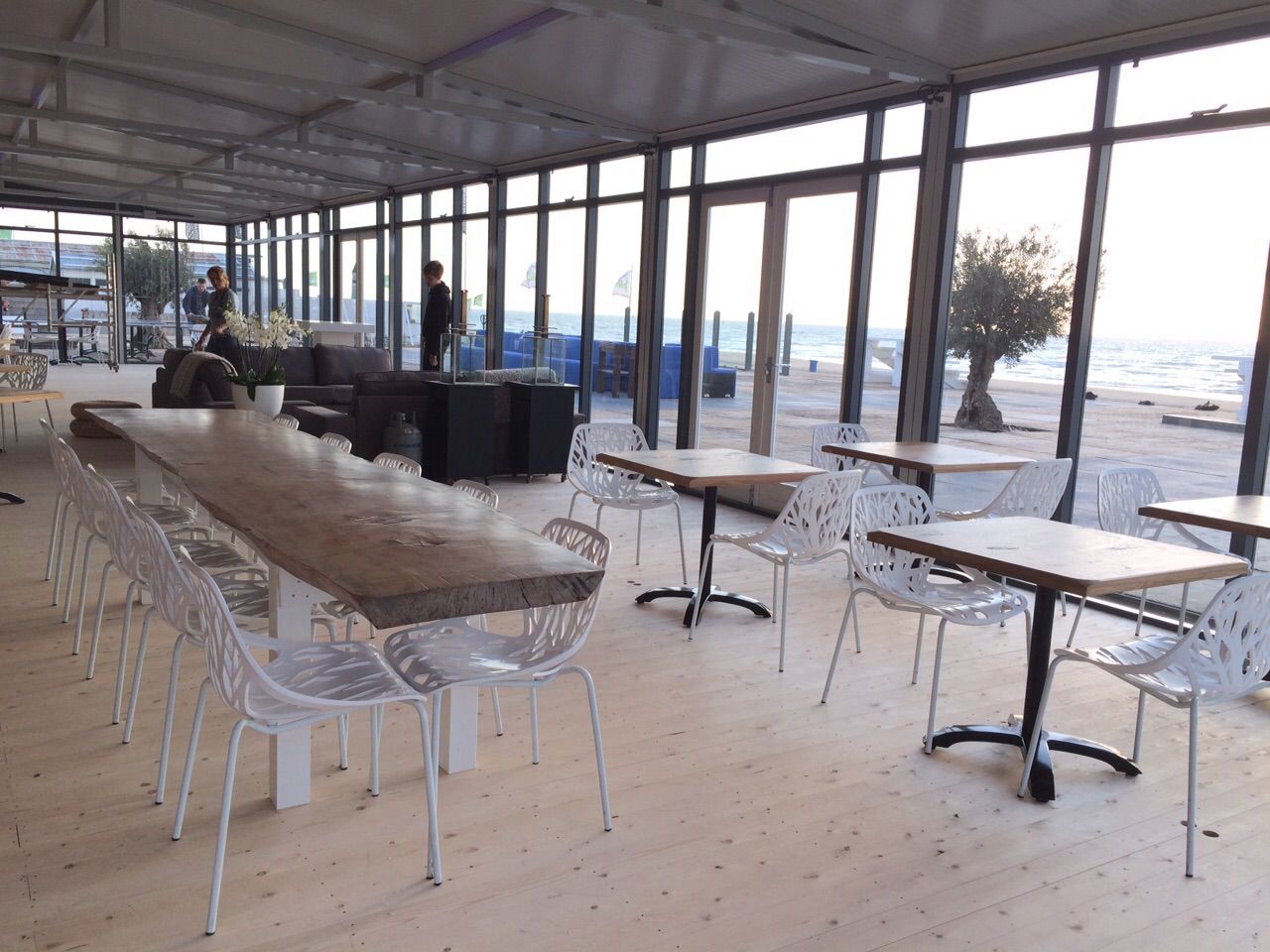 https://mdw-travel-data-us-east-1.s3.amazonaws.com/img/country/Netherlands/Beachclub-Far-Out/img_01.jpg