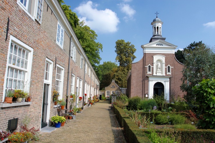 https://mdw-travel-data-us-east-1.s3.amazonaws.com/img/country/Netherlands/Bredas-Begijnhof-Museum/img_00.jpg
