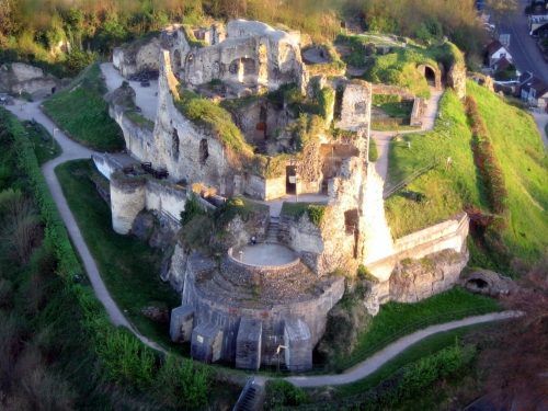 https://mdw-travel-data-us-east-1.s3.amazonaws.com/img/country/Netherlands/Castle-Ruins-and-Velvet-Cave/img_01.jpg