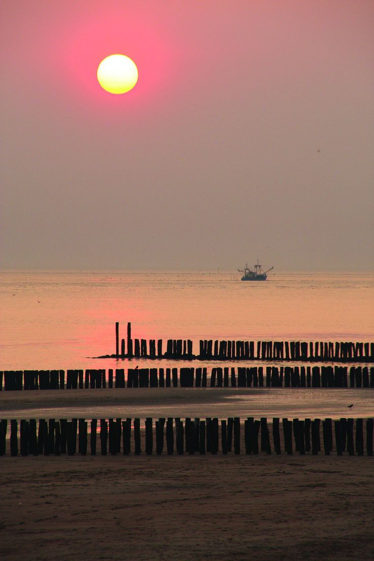 https://mdw-travel-data-us-east-1.s3.amazonaws.com/img/country/Netherlands/Charlies-Beach/img_01.jpg