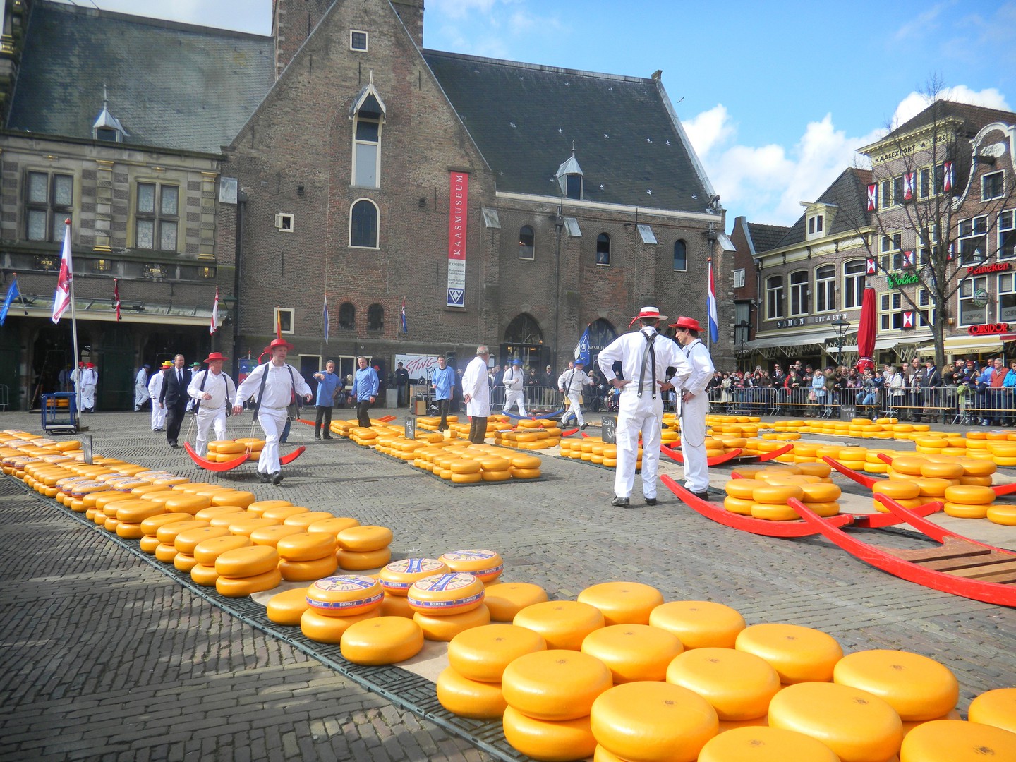 https://mdw-travel-data-us-east-1.s3.amazonaws.com/img/country/Netherlands/Cheese-Market/img_00.jpg