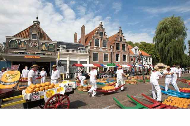 https://mdw-travel-data-us-east-1.s3.amazonaws.com/img/country/Netherlands/Cheese-Market/img_03.jpg