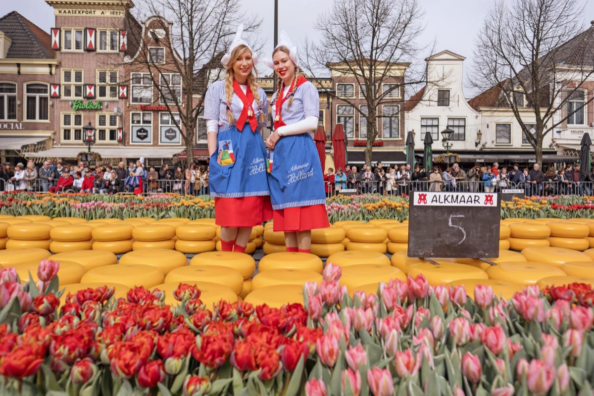 https://mdw-travel-data-us-east-1.s3.amazonaws.com/img/country/Netherlands/Cheese-market-Alkmaar/img_01.jpg